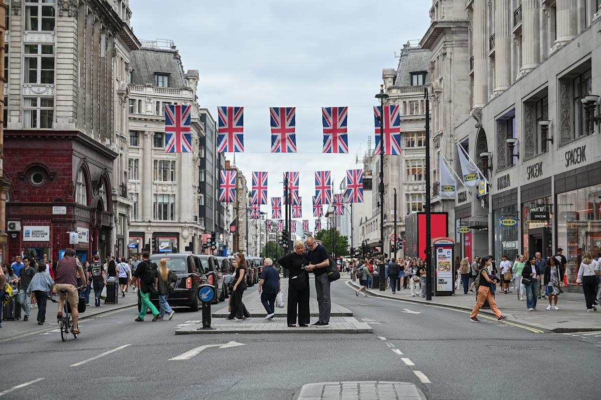 Bank of England poised to hold interest rates as retail sales jump
