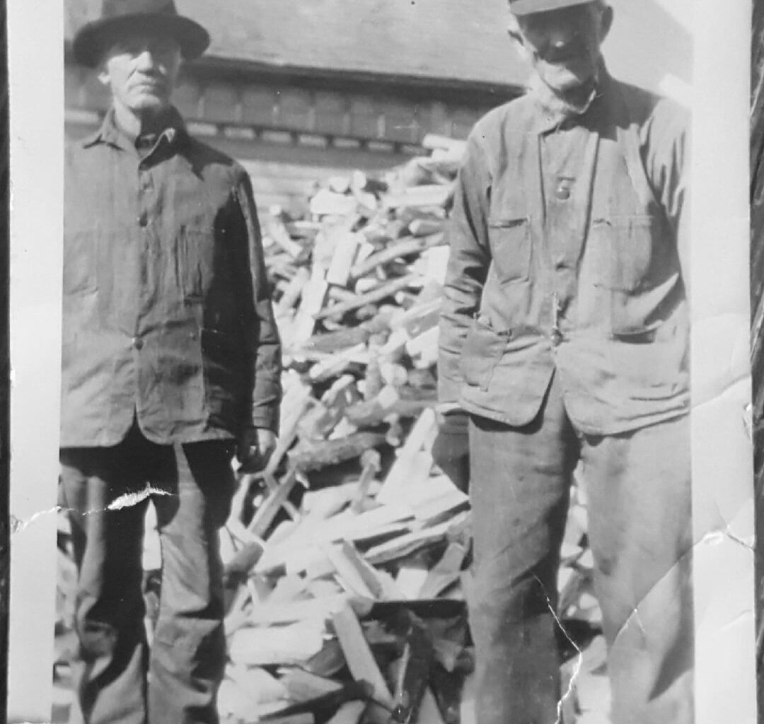 Hallo!  My (US) wife's relatives are in this photo and there is writing on the back that we can't translate.  Any help would be appreciated.  Takk!