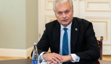 Nausėda Adomavičiui prašo duoti šansą: „Žmogus turi potencialą tobulėti“