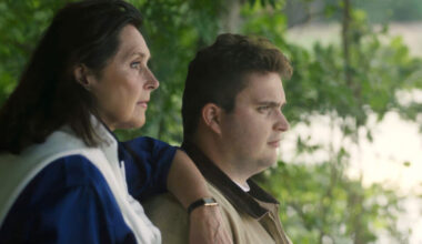 Au côté de sa mère, Iris Vandenkerckhove, le jeune homme de 25 ans évoque son histoire dans un documentaire en deux parties, "Clément, fils de…" diffusé sur VTM. L’annonce du prince Laurent oblige la chaîne à décaler sa diffusion deux jours plus tôt.