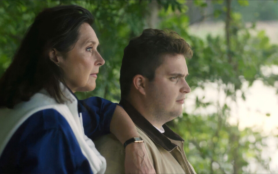Au côté de sa mère, Iris Vandenkerckhove, le jeune homme de 25 ans évoque son histoire dans un documentaire en deux parties, "Clément, fils de…" diffusé sur VTM. L’annonce du prince Laurent oblige la chaîne à décaler sa diffusion deux jours plus tôt.