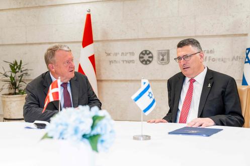 Le ministre danois des affaires étrangères, Lars Loekke Rasmussen (à gauche), et le ministre israélien des affaires étrangères, Gideon Saar, lors de leur réunion à Jérusalem, le 7 septembre 2025.