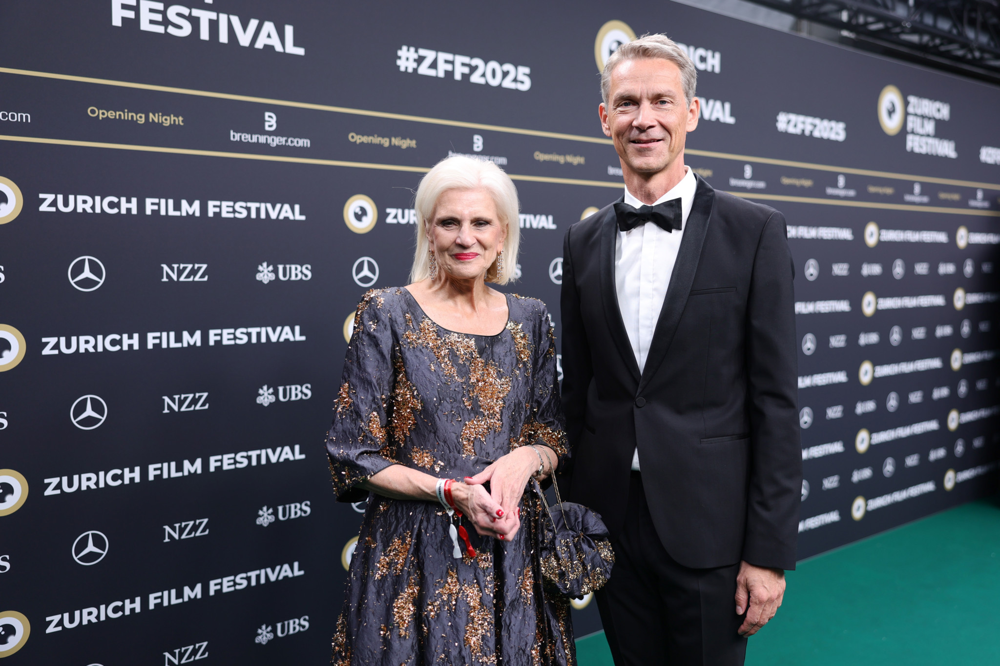 Doris Fiala und Holger Blecker posieren auf dem Green Carpet des 21. Zurich Film Festivals im Kongresshaus in Zürich.