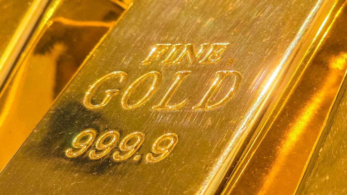 Gold hits record as central bank holdings top US Treasurys for first time since 1996