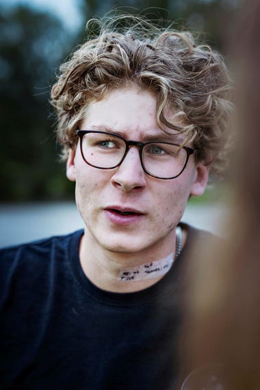 18-årige Folke Norell har fått en lapp på halsen som ska redogöra för hans fiktiva skador så att blåljuspersonalen ska veta hur de ska prioritera.
