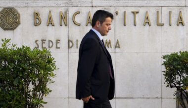 Italian bank deposits slow in June but lending to businesses recovers