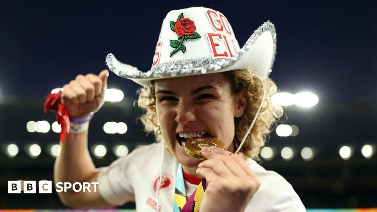 Tony Jacklin lifts the Ryder Cup in 1975