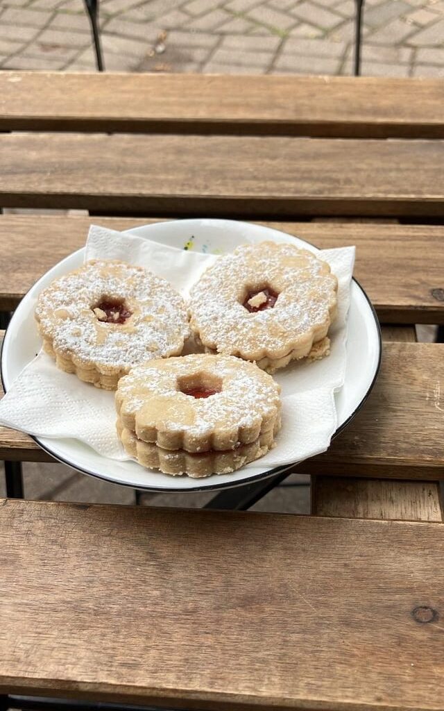 My favourite thing about England is the sweets and desserts. How many can you recognise? 😋