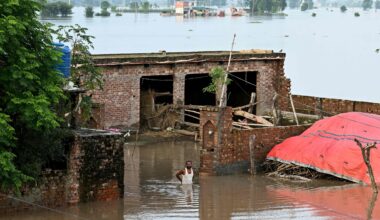 300,000 more evacuated in Pakistan after new Indian flood alert
