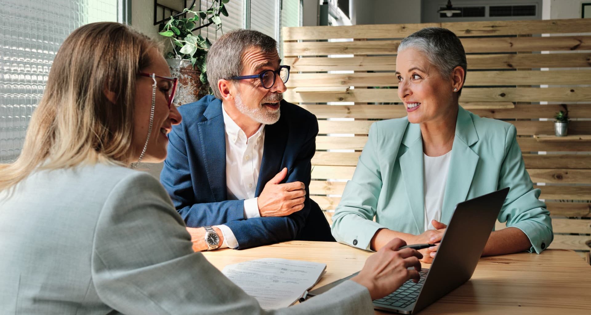 Pros and cons of robo-advisors versus human financial advisor