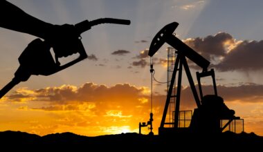 Brent oil futures climb 2% as Russia flows, U.S. policies in focus