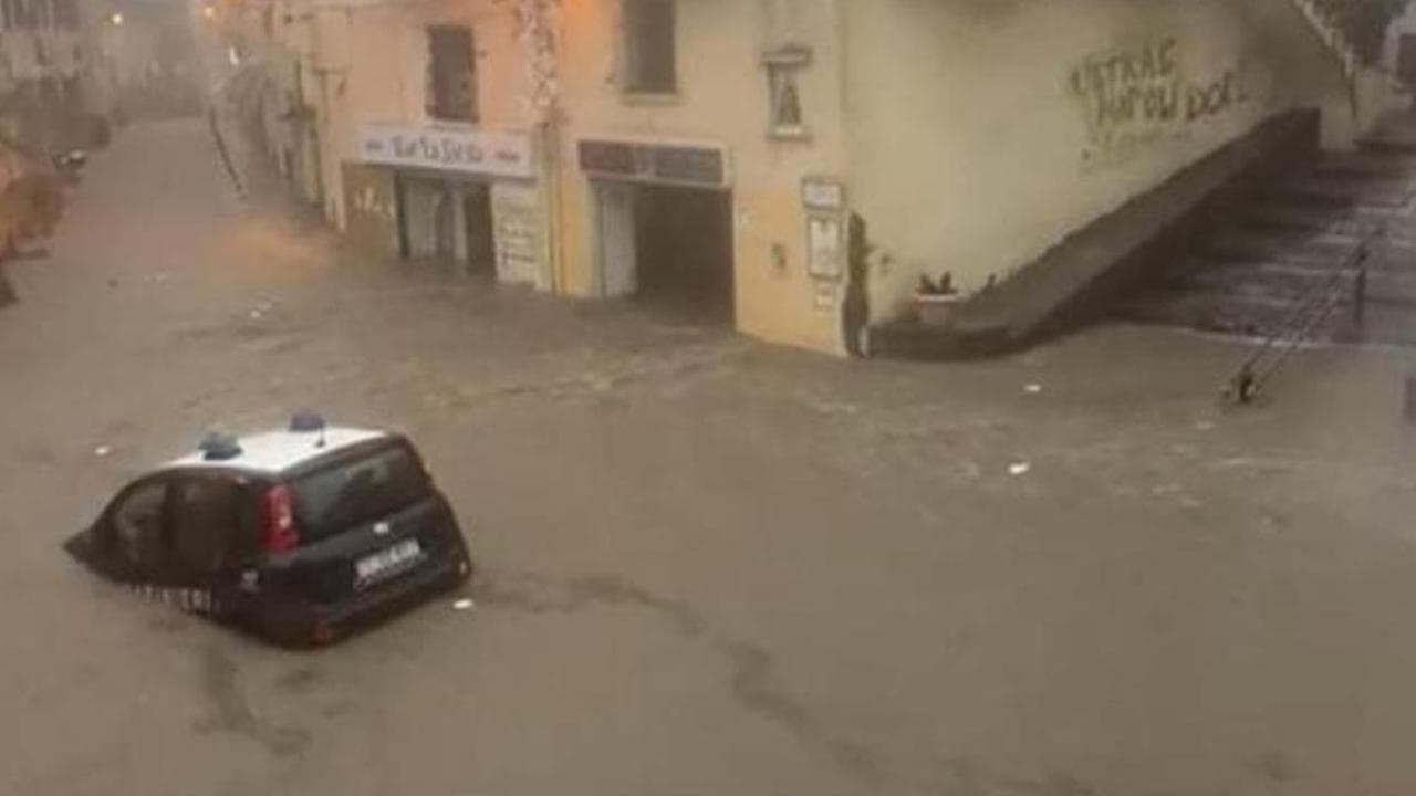 Maltempo in Italia oggi: nubifragio a Ischia, allerta in 12 regioni