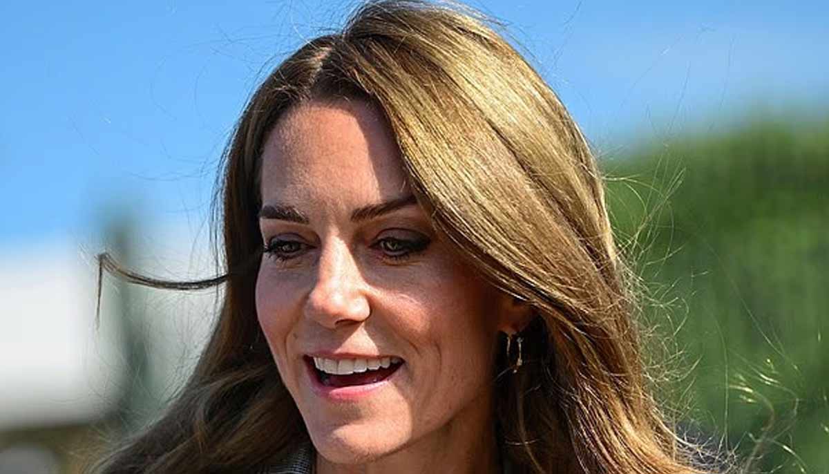 Kate Middletons sweet exchange with smart children: Kind of
