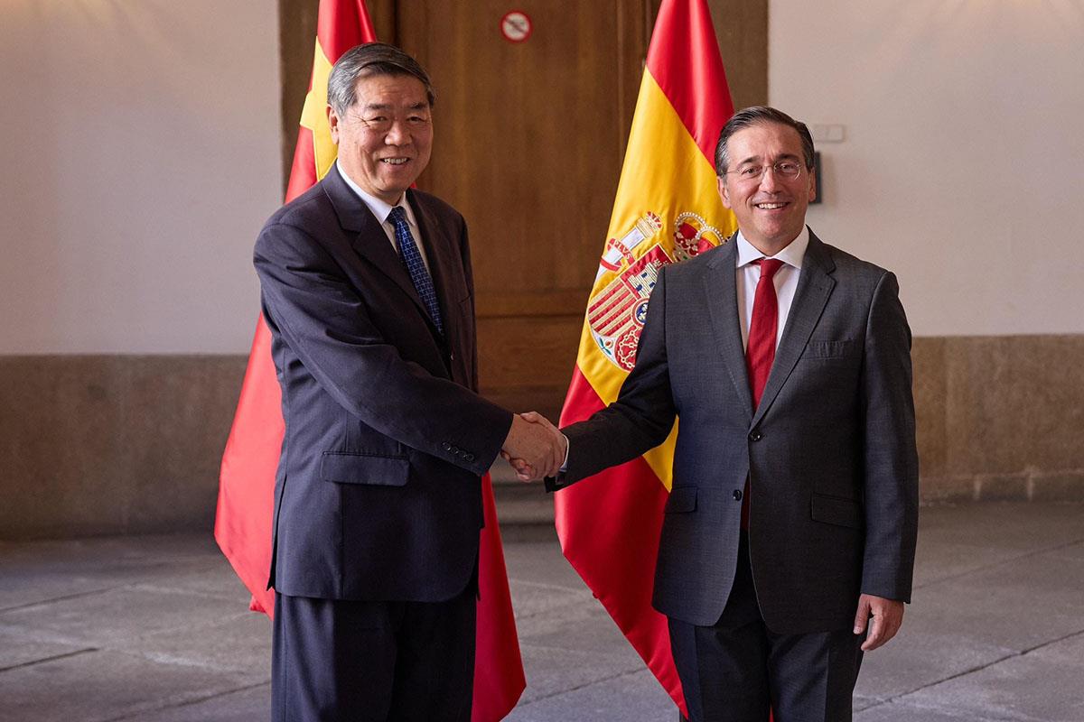 El ministro de Asuntos Exteriores, Unión Europea y Cooperación, José Manuel Albares, recibe al  vice primer ministro de China, H