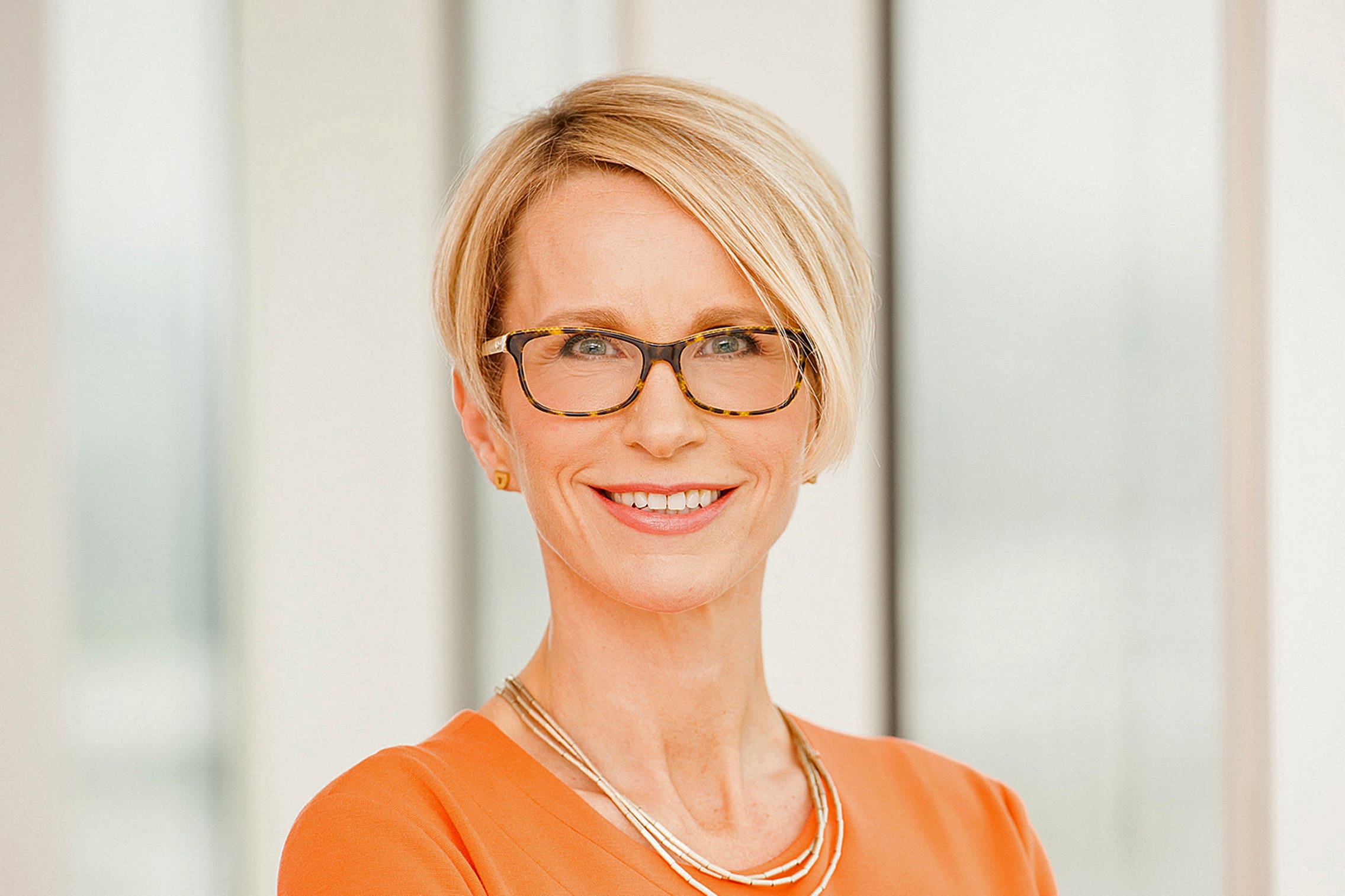 The CEO of GlaxoSmithKline, Emma Walmsley, has announced her decision to step down early