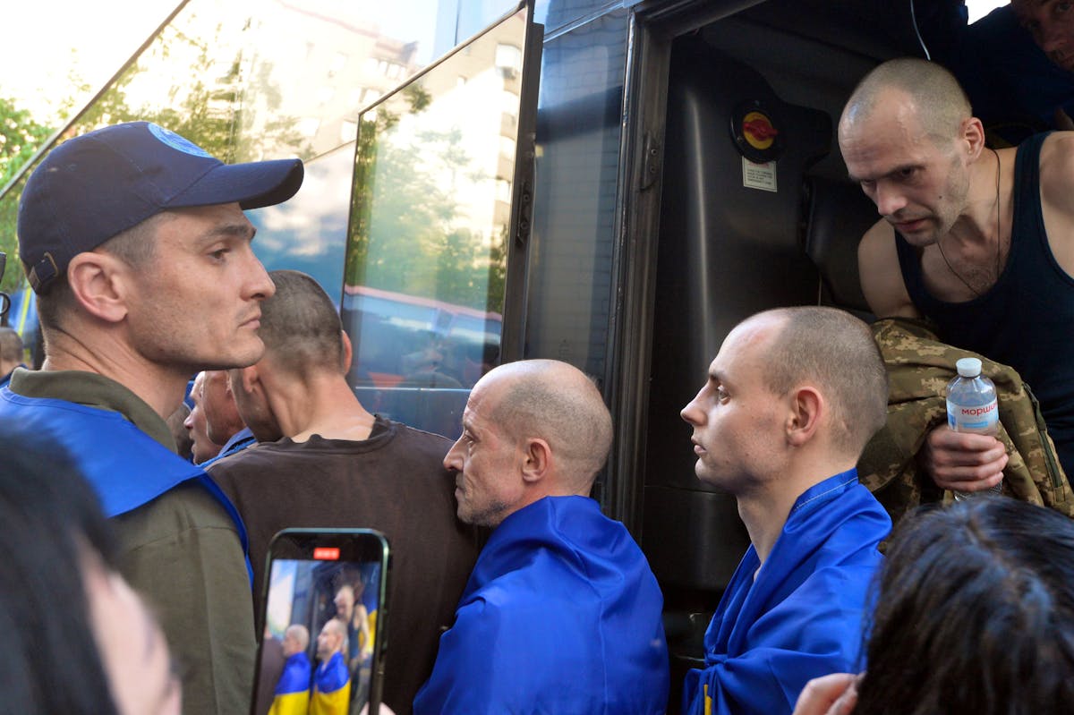 Ein Mann berichtete, er sei so heftig mit einem Baseball-Schläger geschlagen worden, dass er flehte, erschossen zu werden.