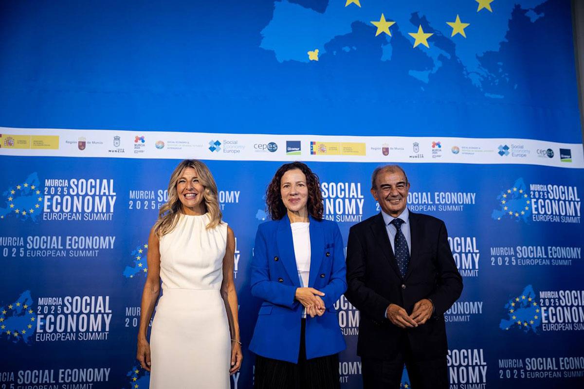 Yolanda Díaz junto a la vicepresidenta de la Comisión Europea Roxana Minzatu, y el presidente de la Economía Social Europea,