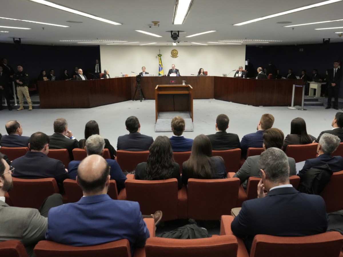 Brésil: à son procès, Bolsonaro accusé d'avoir voulu une dictature