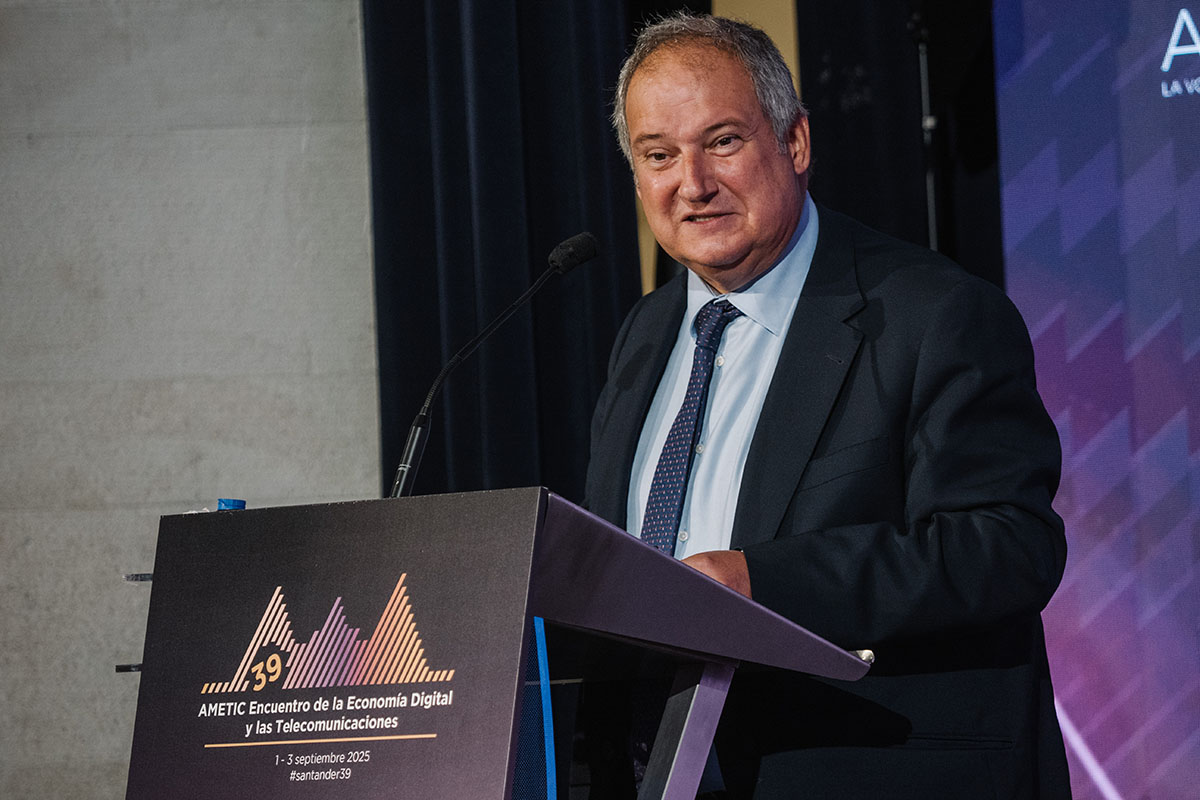 El ministro de Industria y Turismo, Jordi Hereu, durante su intervención en la Universidad Internacional Menéndez Pelayo