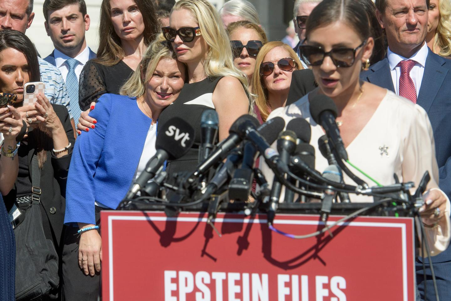 des victimes du prédateur sexuel menacent de publier leur propre liste de personnes impliquées