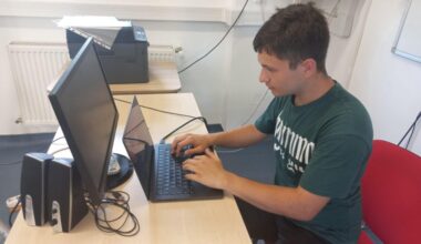 Pregătiri pentru un hackathon la Colegiul Național de Informatică Grigore Moisil