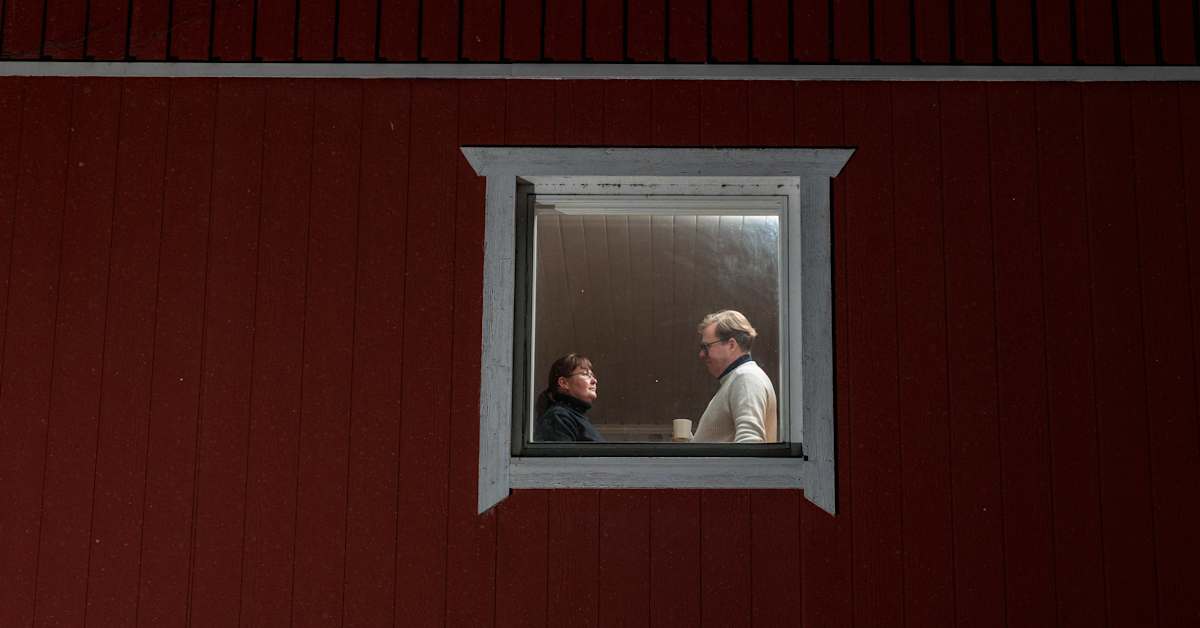 Pariskunnalle myytiin ”laiton talo” – kiinteistö­välittäjälle ja toiselle syytteet törkeästä petoksesta | MOT