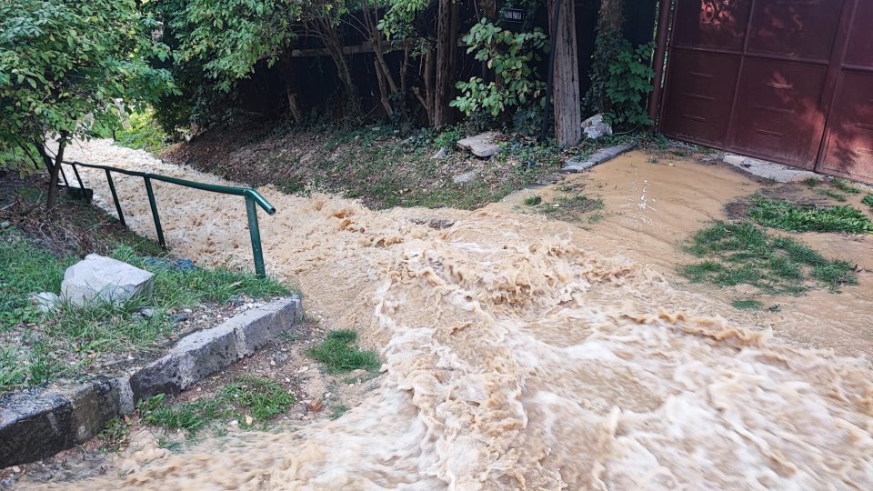 FOTO: Strada Dobrogeanu-Gherea s-a inundat din nou