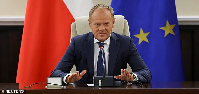 Polish Prime Minister Donald Tusk holds an extraordinary government meeting at the Chancellery of the Prime Minister, with military and emergency services officials, following violations of Polish airspace during a Russian attack on Ukraine, in Warsaw, Poland, September 10, 2025. REUTERS/Kacper Pempel