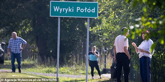 People stand on the street after a drone or similar object struck a residential building according to local authorities, following violations of Polish airspace during a Russian attack on Ukraine, in Wyryki municipality, Poland September 10, 2025.  Agencja Wyborcza.pl/Jakub Orzechowski/via REUTERS   ATTENTION EDITORS - THIS IMAGE WAS PROVIDED BY A THIRD PARTY. POLAND OUT. NO COMMERCIAL OR EDITORIAL SALES IN POLAND.