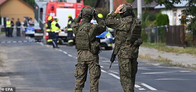 epaselect epa12366588 Polish Army and emergency services inspect the site after a Russian drone damaged the roof of a residential building in Wyryki, eastern Poland, 10 September  2025. Russian drones repeatedly violated Polish airspace overnight.  EPA/WOJTEK JARGILO  POLAND OUT