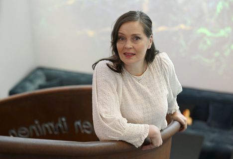 Tiina Lymi kuvattuna Helsingissä joulukuussa 2023.