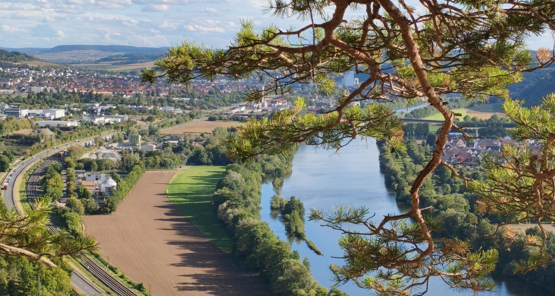 Spazieren über dem Fluss Main entlang