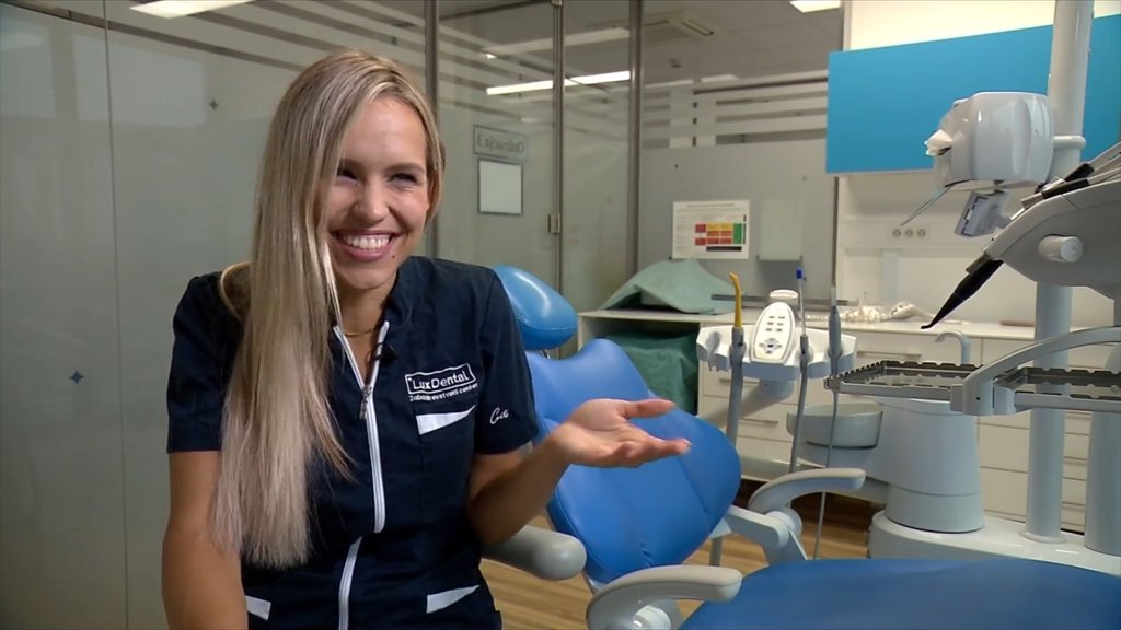 Novopečena Miss Universe Slovenije z nazivom doktorice dentalne medicine