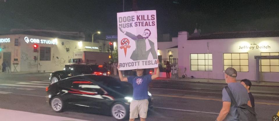 tesla-diner-protest