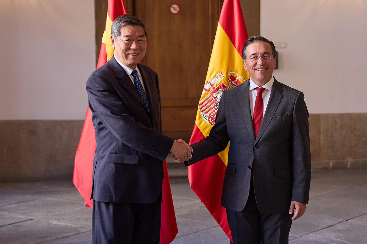 El ministro de Asuntos Exteriores, Unión Europea y Cooperación, José Manuel Albares, recibe al  vice primer ministro de China, H