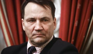 Polish FM calls on Europe to abandon ‘futile’ plans for Ukraine security guarantees | Sikorski tells Kyiv conference that any security guarantees would be ‘neither convincing nor trustworthy’ and dismisses ‘coalition of the willing’: “Simply put, no one wants to actually fight Russia”