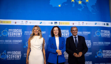 Yolanda Díaz junto a la vicepresidenta de la Comisión Europea Roxana Minzatu, y el presidente de la Economía Social Europea,