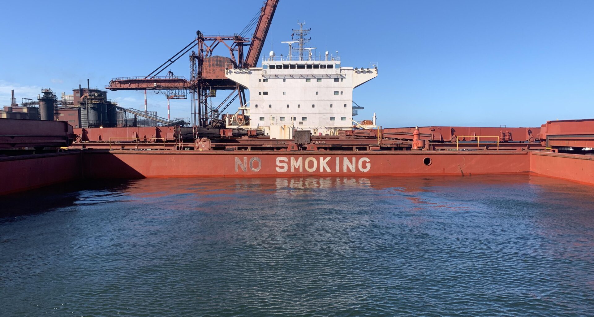 Les Nglois nous prennent vraiment pour des cons… à part leur agent secret double zéro-j’sais pas quoi, là, qui pique une tête en queue-de-pie ?