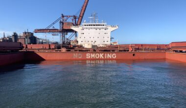 Les Nglois nous prennent vraiment pour des cons… à part leur agent secret double zéro-j’sais pas quoi, là, qui pique une tête en queue-de-pie ?