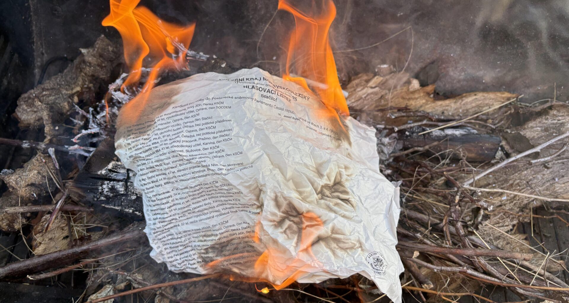 Komouši hořej hezky, náckové chytit nechtěli.