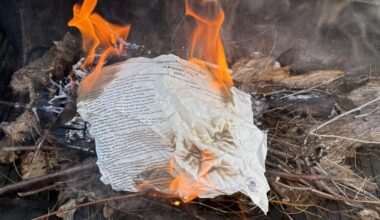 Komouši hořej hezky, náckové chytit nechtěli.