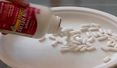 White House warns against Tylenol use in pregnancy, sparking nationwide backlash from medical experts