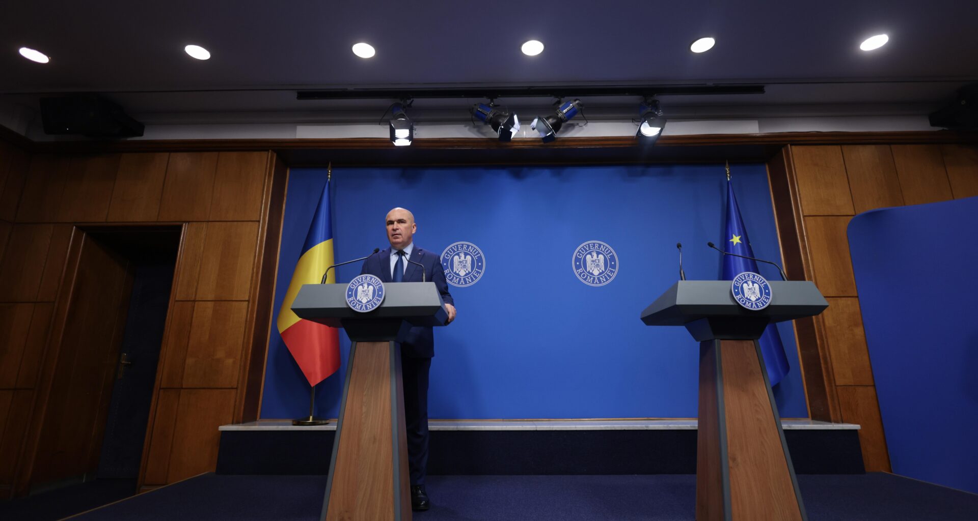 Ilie Bolojan, întrebat de HotNews despre banii PNL pentru presă: Dacă continuați, iau și eu atitudinea domnului Ciucu / Primarul a plecat din conferință, întrebat de ce partidul nu publică sumele date presei