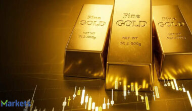 Gold rebounds on US rate-cut bets, geopolitical risks
