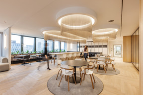 Les espaces de restauration sont maintenant des lieux de vie pour des réunions informelles, des after work ou des présentations. Ici chez Stibbe Luxembourg. Tétris Luxembourg