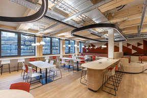 Les espaces de restauration sont maintenant des lieux de vie pour des réunions informelles, des after work ou des présentations. Ici chez Advanzia Bank Luxembourg. Tétris Luxembourg