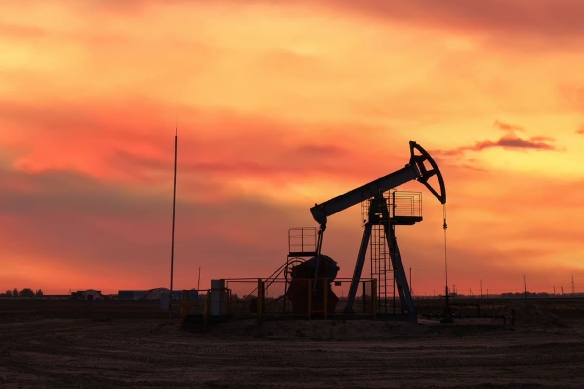 Crude oil prices rise over 4 percent, marking biggest weekly gain in three months