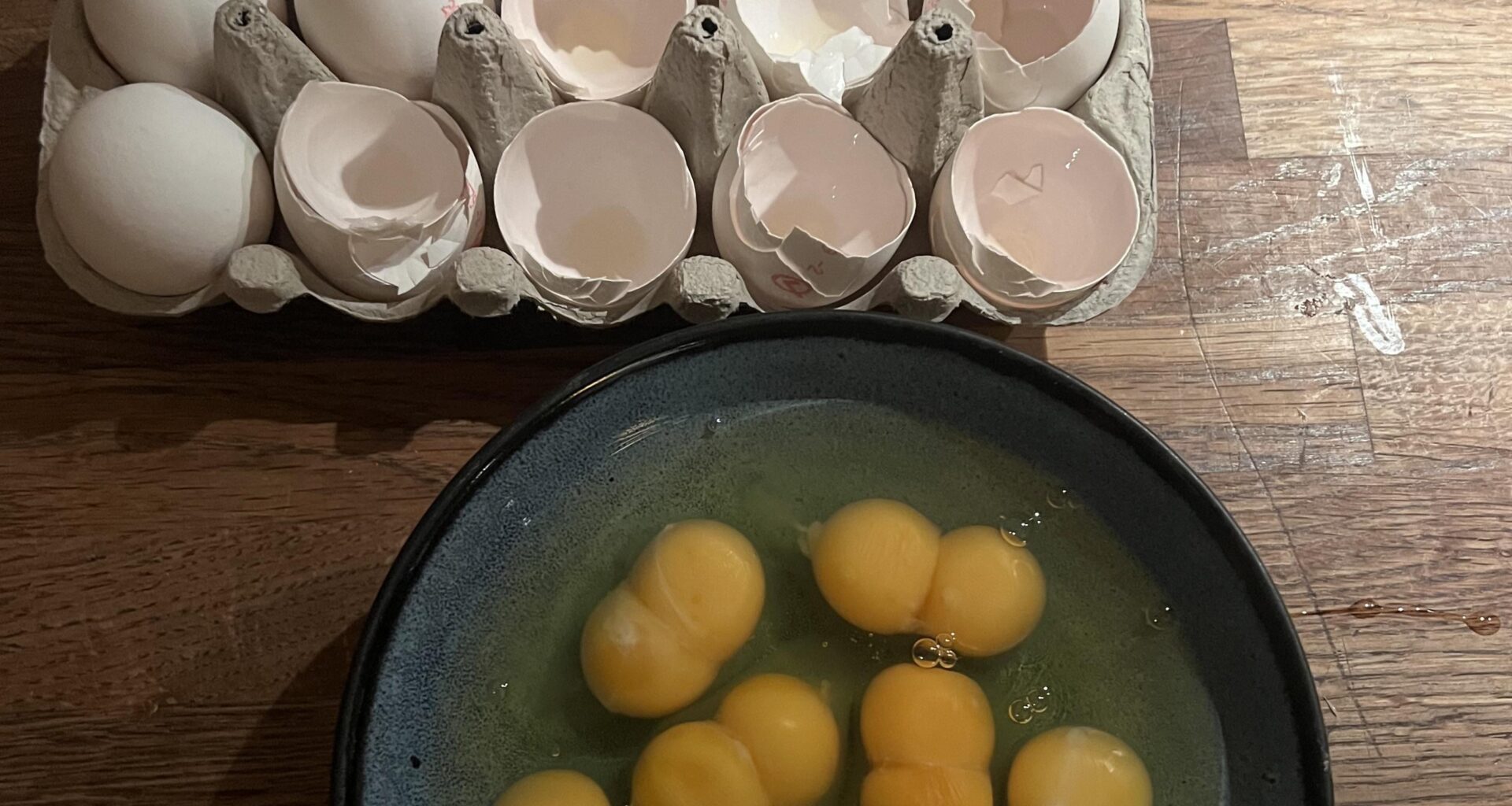 Sju stycken dubbla äggulor på raken