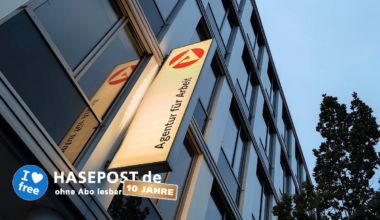 Beschäftigung stagniert, Arbeitslosigkeit steigt im August 2025