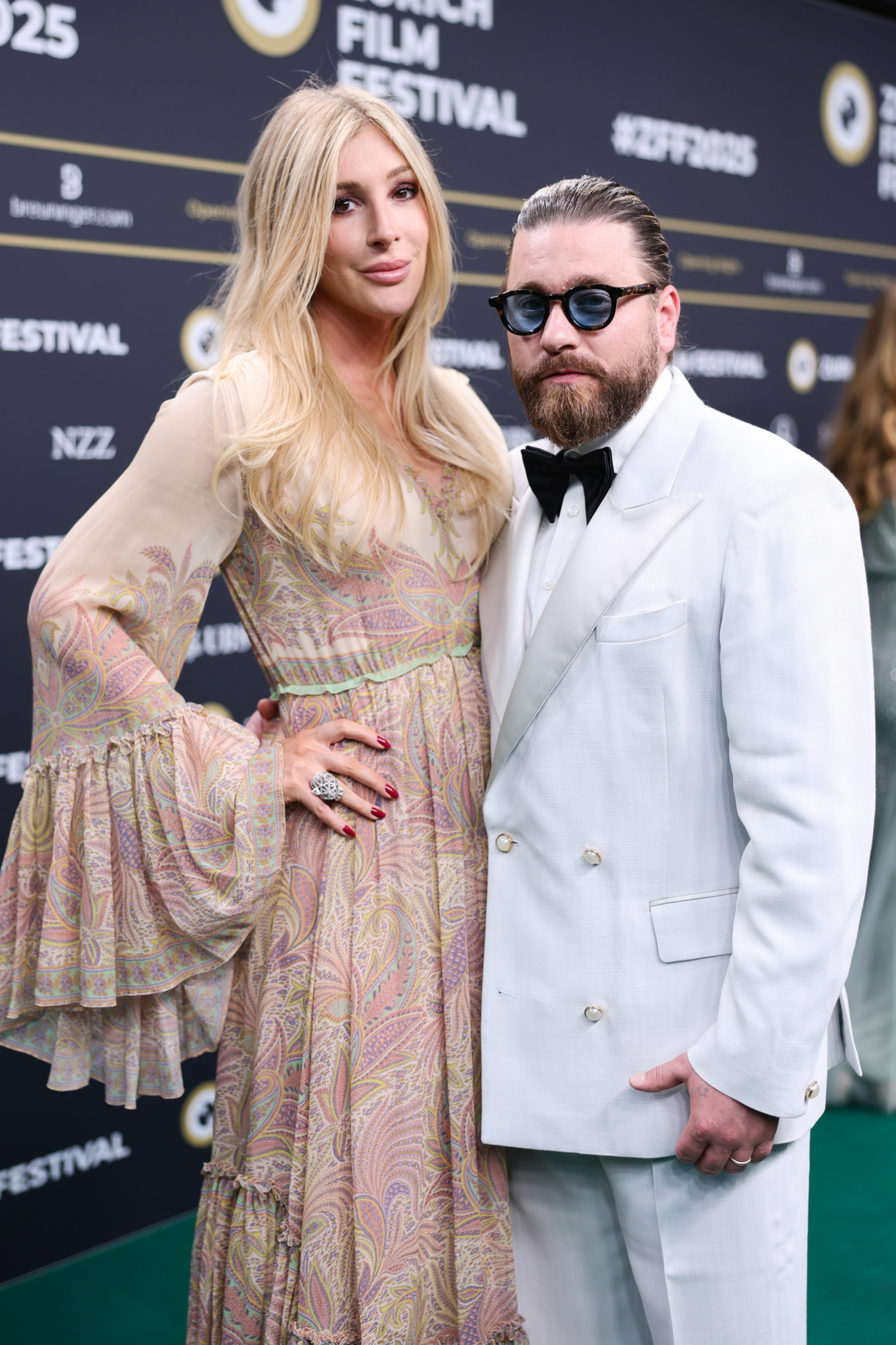 Alana Netzer und Sebastian Buergin posieren auf dem grünen Teppich des 21. Zurich Film Festival im Kongresshaus in Zürich, Schweiz.